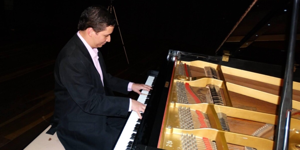 Jorge Saraiva é natural de Macaé, sendo bacharel em piano pela UFRJ