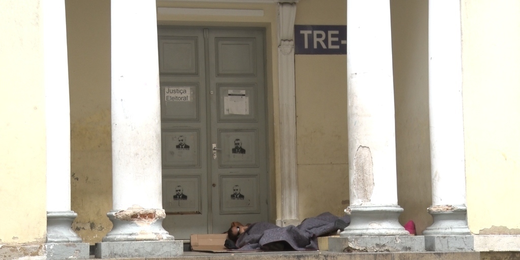 Entrada do TRE-RJ passou a ser ocupada por moradores em situação de rua