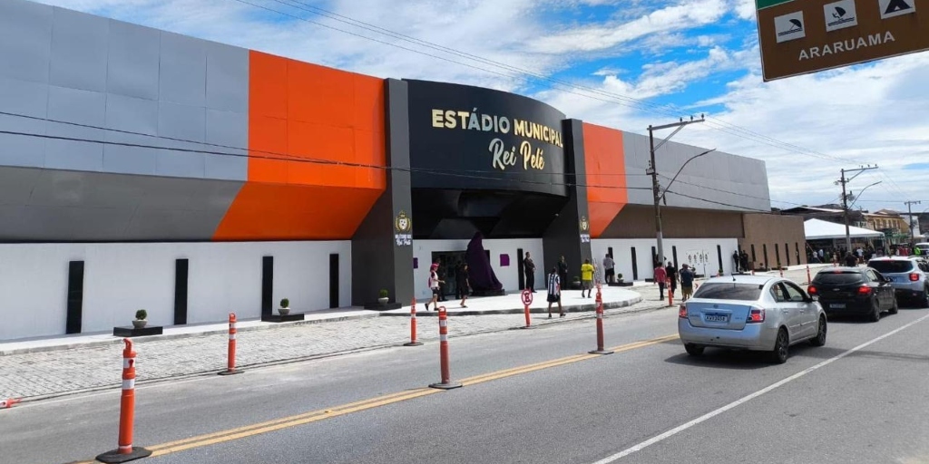 Estádio Municipal Rei Pelé é inaugurado em Araruama com estátua de três metros do ex-jogador