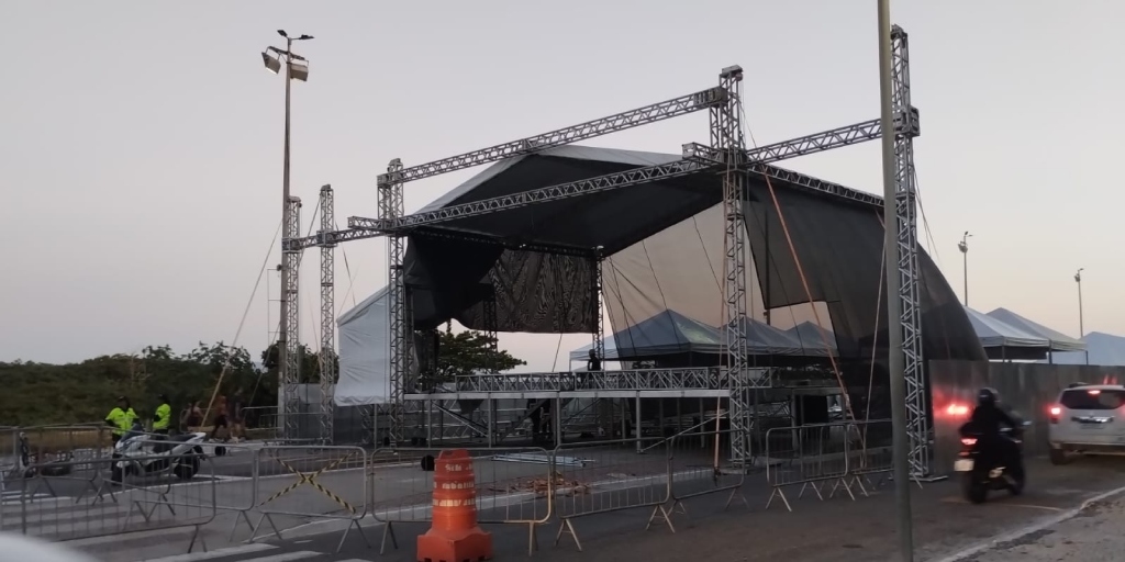 Palco já está sendo montado na Praia do Forte, em Cabo Frio, para receber festival