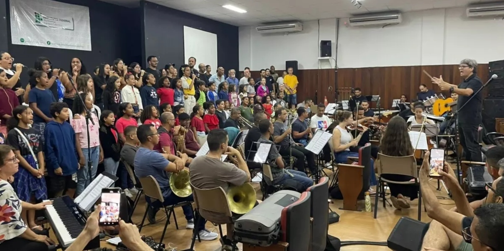 Coral Mirim Encantarte, formado por estudantes da Escola Municipal João José de Carvalho também participará do evento