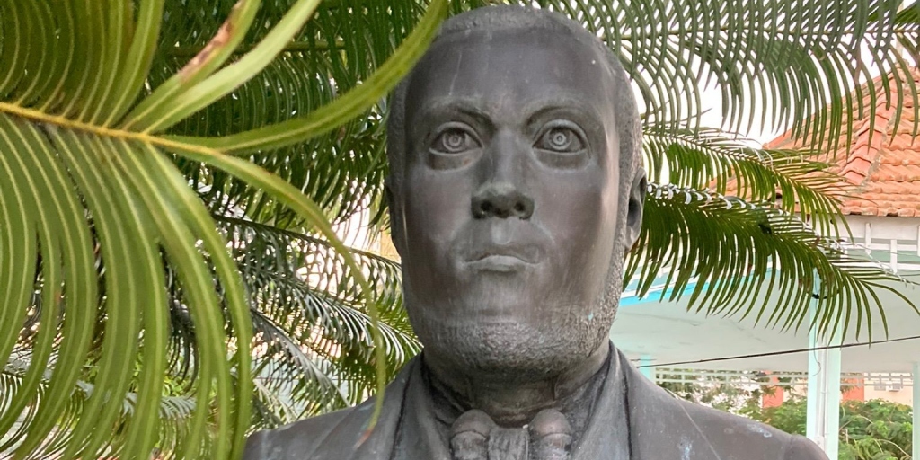 Busto de Teixeira e Sousa localizado no centro de Cabo Frio