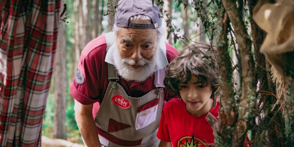 Papai Noel em crise viaja para o Brasil para encontrar um menino órfão que nunca ganhou presentes