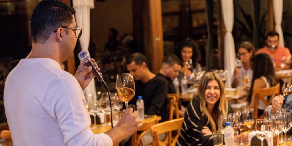 Evento com palestras sobre vinhos e degustação também ocorrem durante o festival