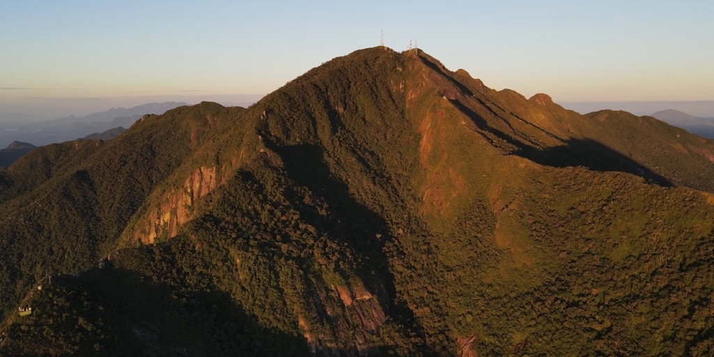 Parque Estadual dos Três Picos convida voluntários para mutirão de limpeza no morro da Caledônia, em Friburgo