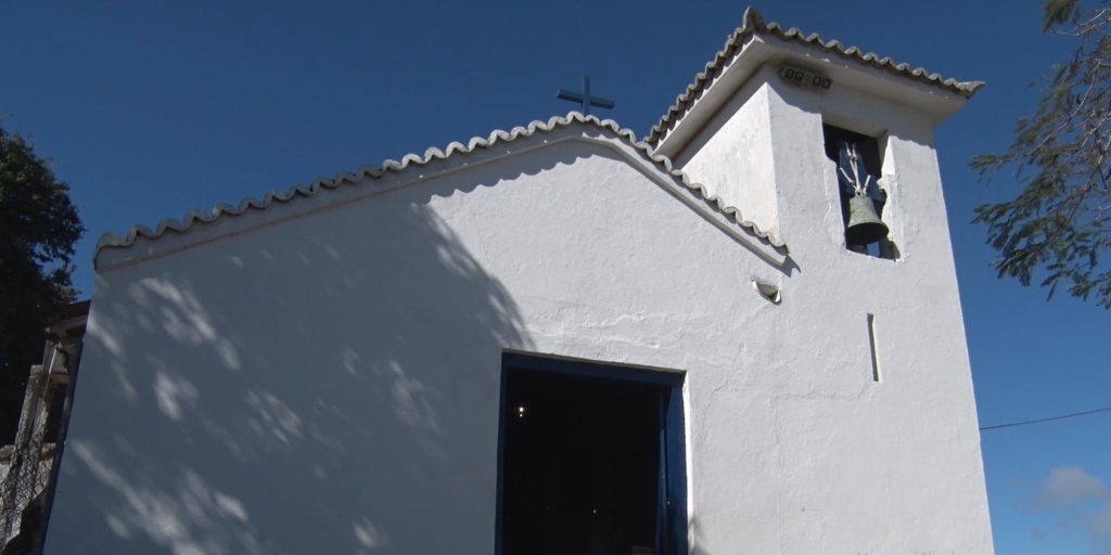 Igreja de Sant’Anna está localizada entre a Praia dos Ossos e Praia da Armação