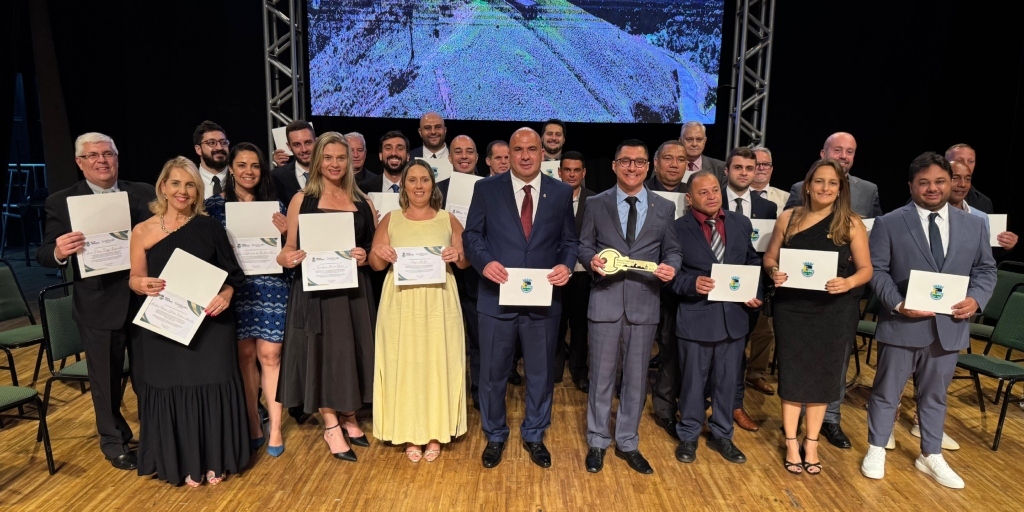 Prefeito Johnny Maycon e o vice Rodrigo Ascoly com equipe que compõe o novo governo