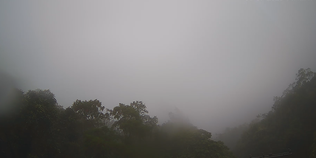 Pico da Caledônia totalmente encoberto na tarde desta segunda, 3