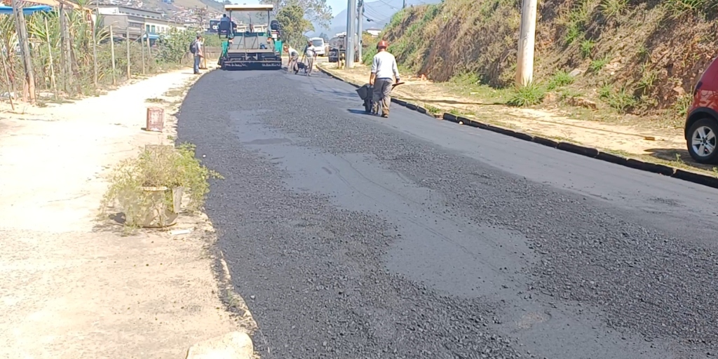 Trabalhos de pavimentação asfáltica acontecem na avenida dos Ferroviários 