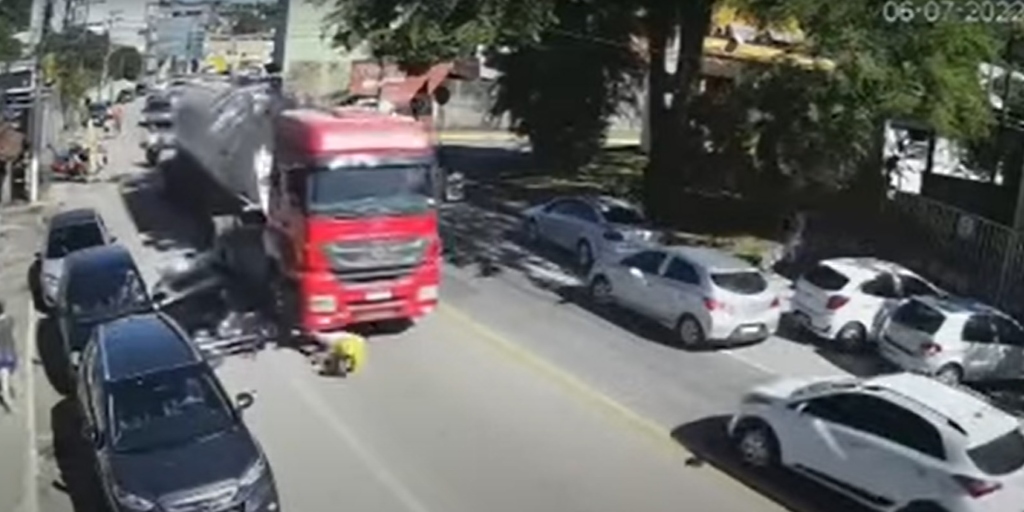 Homem joga moto na frente de caminhão desgovernado em chamas para pará-lo,  em Nerópolis, Trânsito GO