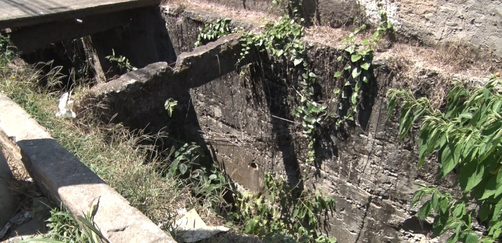 Após dois jovens caírem no Córrego do Relógio, em Nova Friburgo, prefeitura promete licitação para obras ainda este ano 