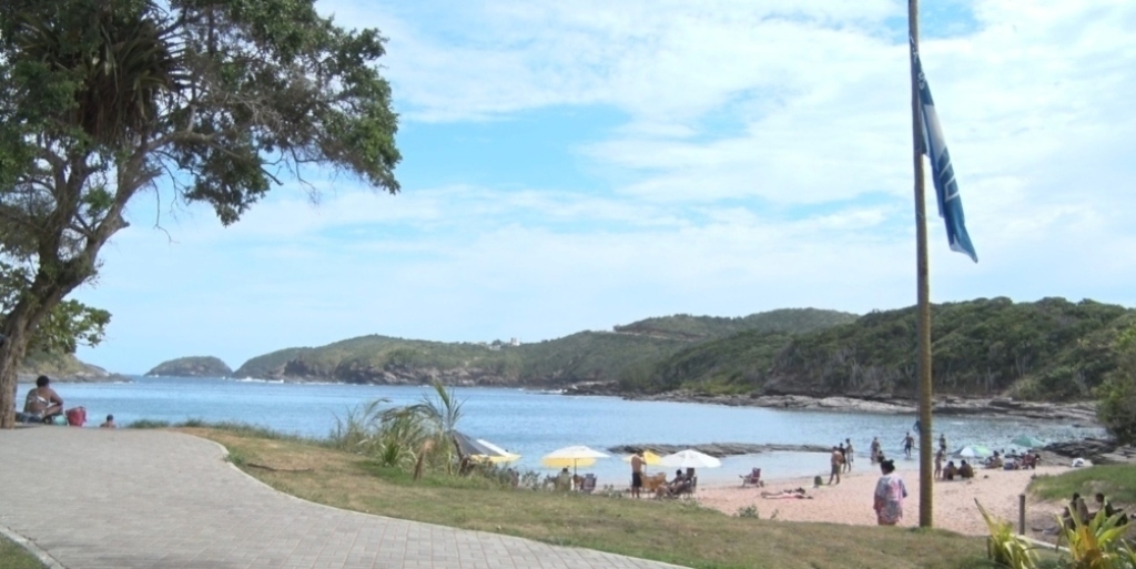 Praia do Forno precisou efetuar melhoria na acessibilidade para voltar a hastear a bandeira 