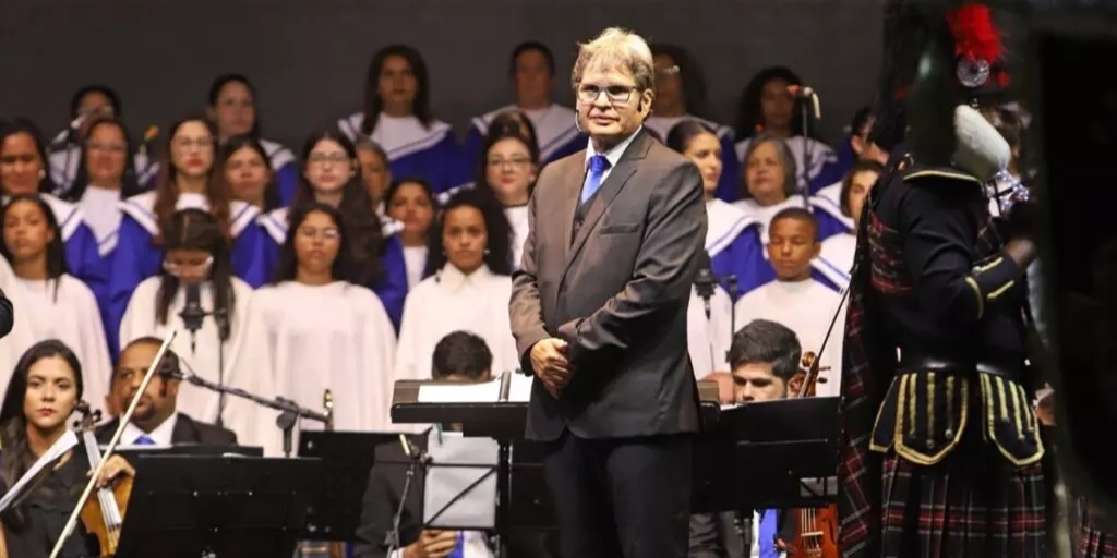 Crianças e adultos se apresentam sob a direção do renomado maestro Alberto Midon 