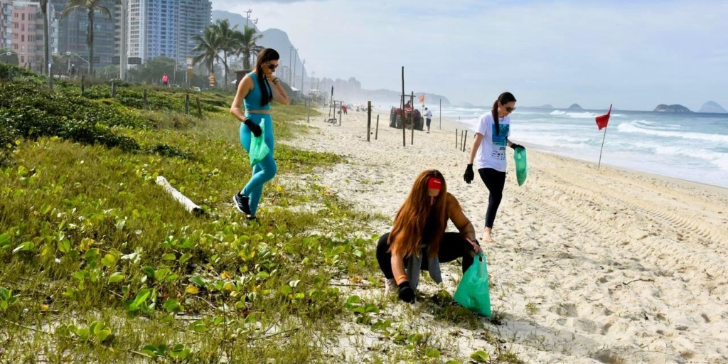 Sacolas plásticas recicladas e luvas serão distribuídas aos participantes em todos os pontos de encontro.