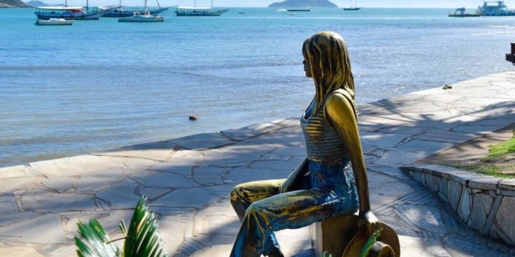 Orla Brigitte Bardot, em Búzios, encanta pela beleza e por estátua que dá nome ao local