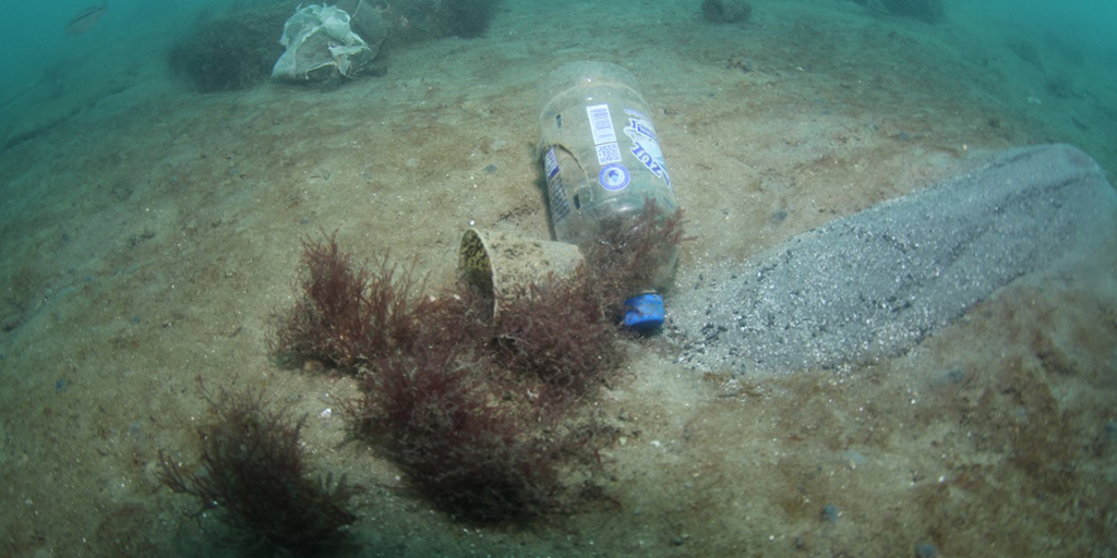 Garrafa plástica e outros resíduos foram encontrados no fundo do mar 