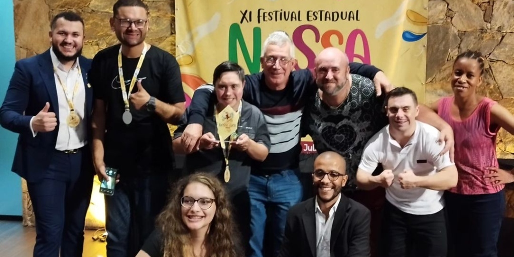 Artistas da Apae Nova Friburgo comemoram o primeiro lugar na categoria teatro