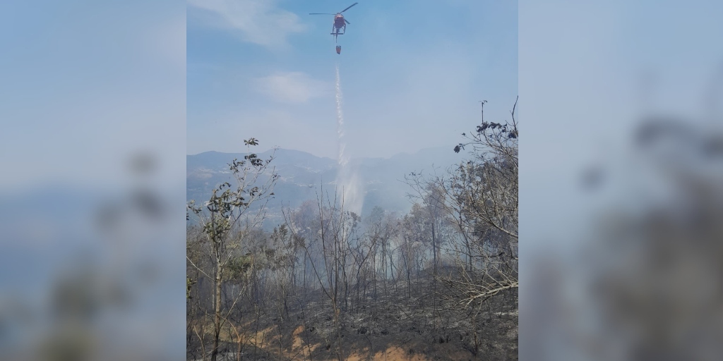 Corpo de Bombeiros usou um helicóptero para auxiliar no combate às chamas