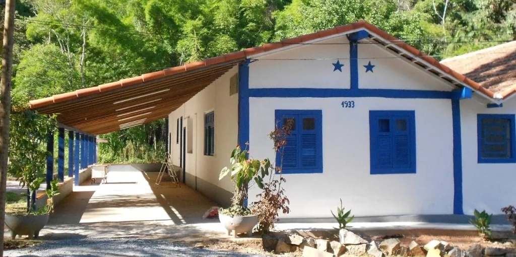 No Carnaval de 1938, Martinho da Vila nasceu em um quarto da Fazenda Cedro Grande, em Duas Barras