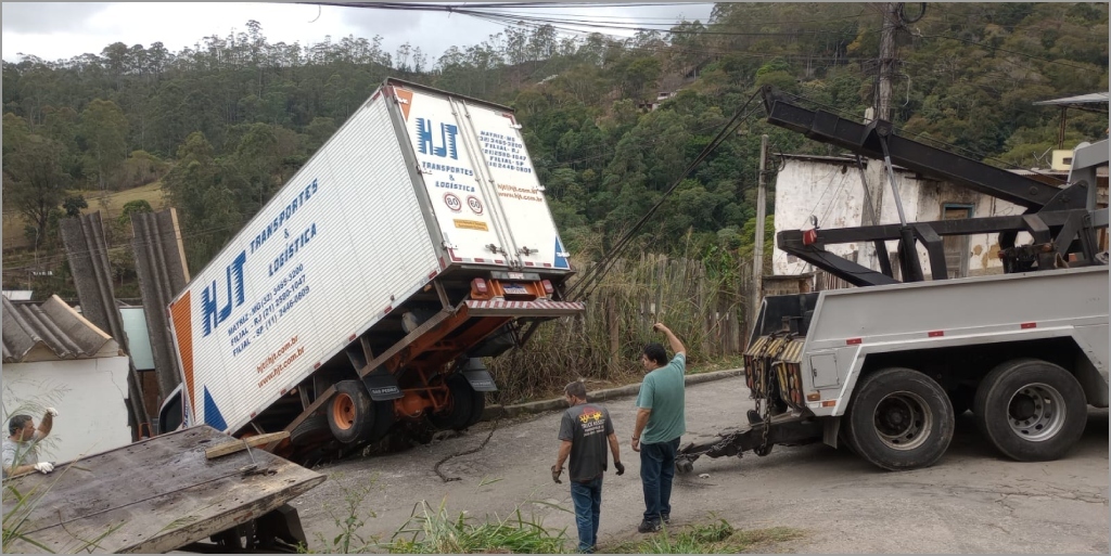 Caminhão que atingiu igreja foi retirado do local do acidente nesta terça-feira, 27