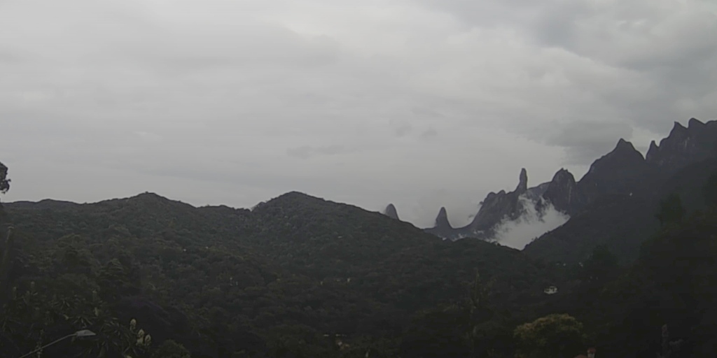 Teresópolis com tempo encoberto na manhã desta quarta-feira, 19