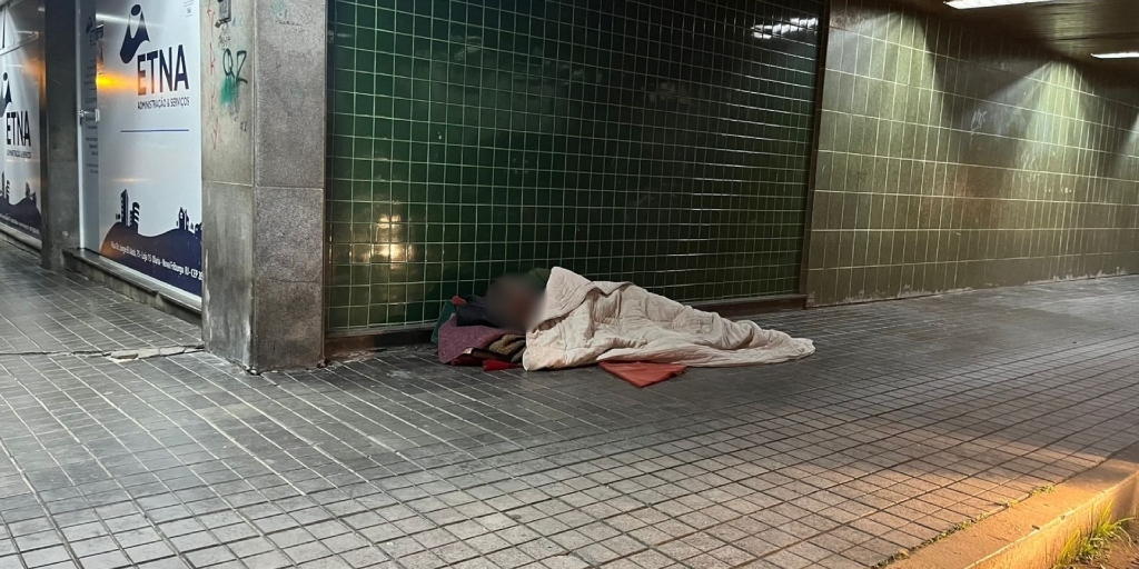 Em um dos pontos mais movimentados do bairro de Olaria também é possível encontrar pessoas em situação de rua