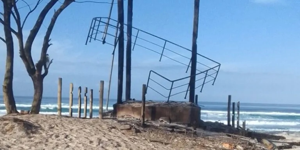 Postos de guarda-vidas são incendiados em Arraial do Cabo após demolições de quiosques no local