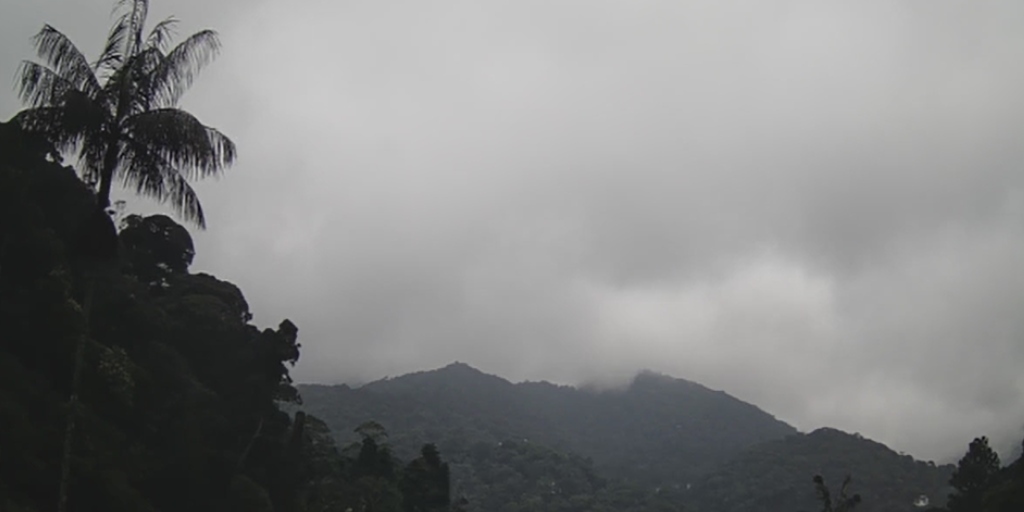 Céu nesta tarde de segunda, 27, com muitas nuvens também em Teresópolis