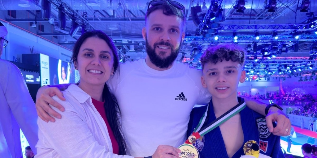 Breno vive com sua família nos Emirados Árabes Unidos, onde seu pai, faixa preta de jiu-jitsu, dá aulas para o Exército local