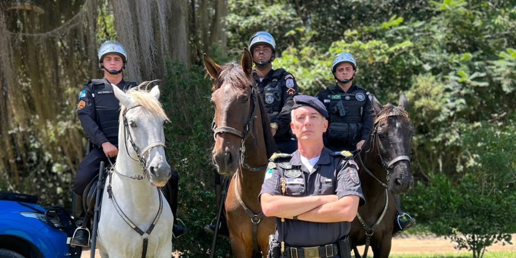 Tenente-coronel  Batalha (à frente) em um encontro com policiais do destacamento de Teresópolis