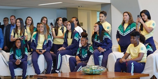 Seleção feminina de futebol ganha homenagem de jovens de projeto social em Teresópolis antes de viajar para a França