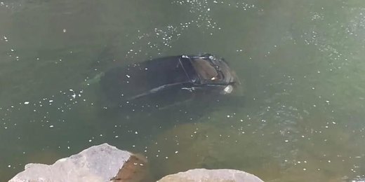 Carro é encontrado submerso em rio na estrada Serramar; vítimas foram levadas para hospital em Casimiro de Abreu