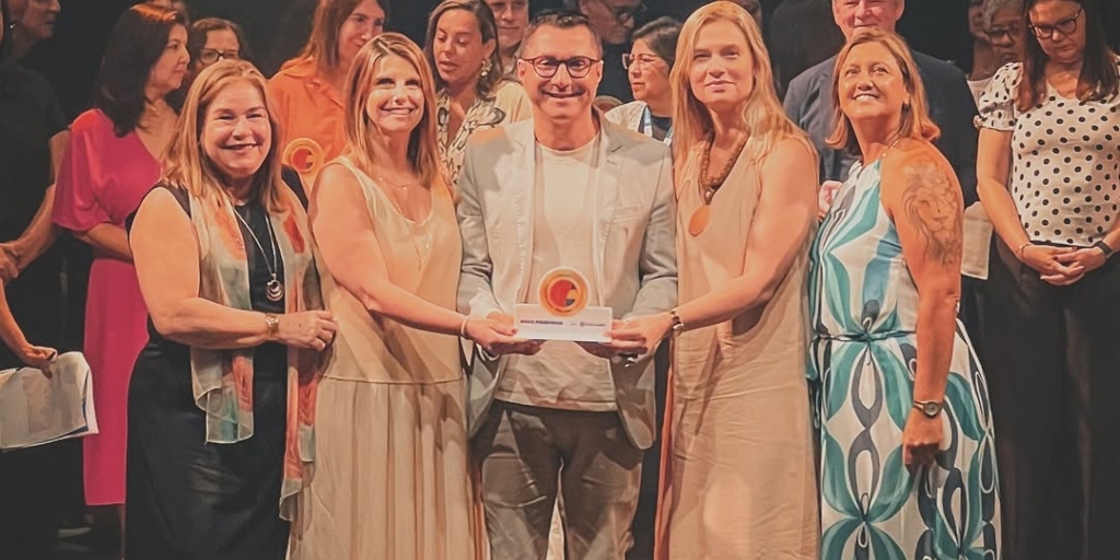 Selo Ouro nas mãos de Cintia Damázio (esquerda), da secretária de Educação de Friburgo, Caroline Klein (direita), e do prefeito Johnny Maycon (PL), ao centro