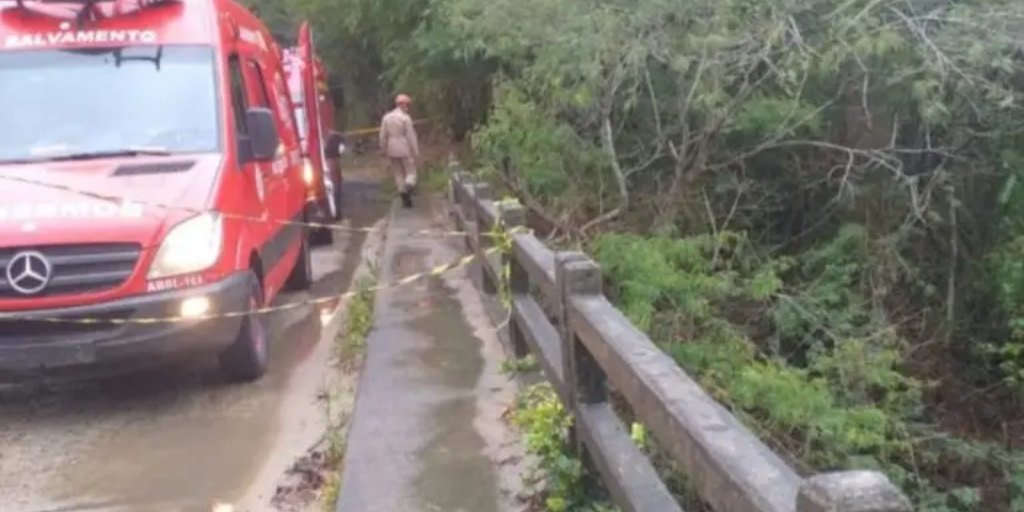 Mergulhadores foram enviados ao local para buscar possíveis vítimas, mas ninguém foi localizado