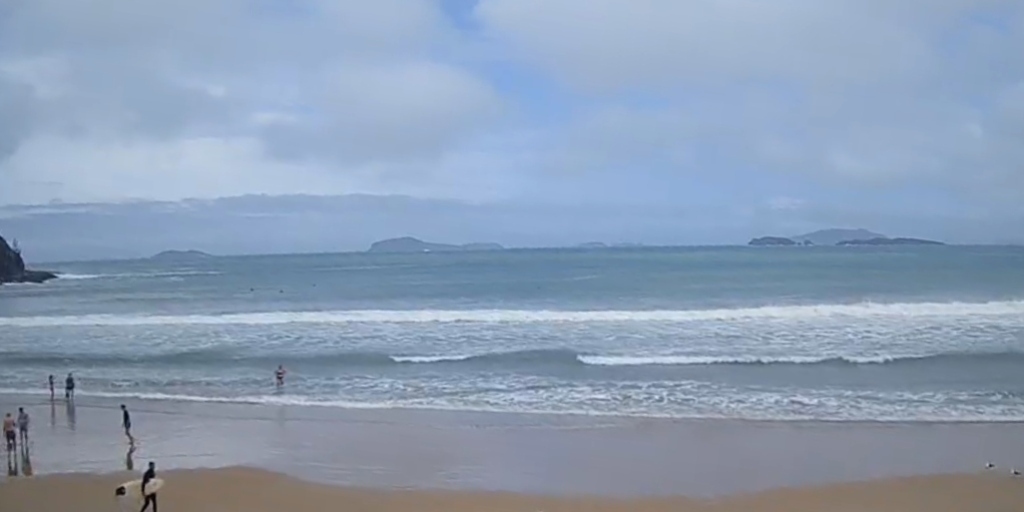 Praia de Geribá, em Búzios, tem tempo nublado no início desta tarde