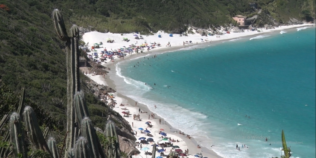 Cidades vizinhas, como Arraial do Cabo e Búzios, também recebem mais turistas