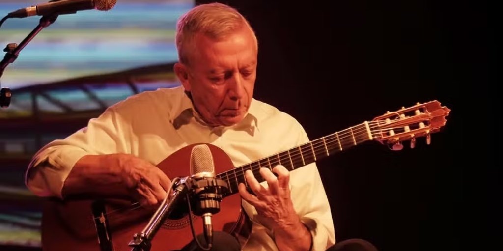 O renomado violonista Turíbio Santos apresenta repertório que mistura clássico e popular