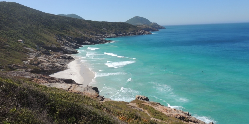 Parque Estadual da Costa do Sol é a alternativa na Região dos Lagos com vegetação e praias 