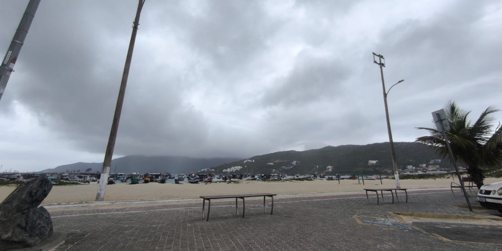 Tempo fechado no início da tarde desta segunda-feira, 23, em Arraial do Cabo