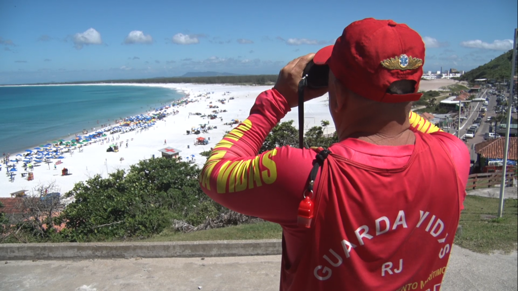 Guarda-vidas faz ação preventiva na Praia Grande em Arraial do Cabo 