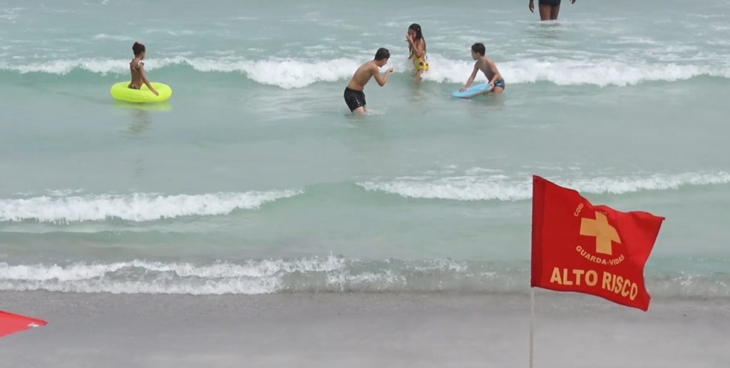 Em Cabo Frio, bandeira vermelha alerta que o mar está perigoso e deve-se evitar até mesmo entrar na água