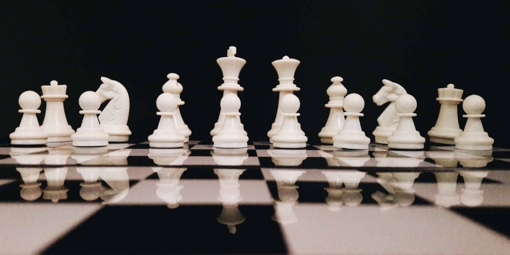 Casa da Educação - O xadrez é um jogo de tabuleiro, de caráter competitivo,  disputado entre dois participantes. Cada um é representado por peças de  cores opostas, geralmente são utilizadas pretas e