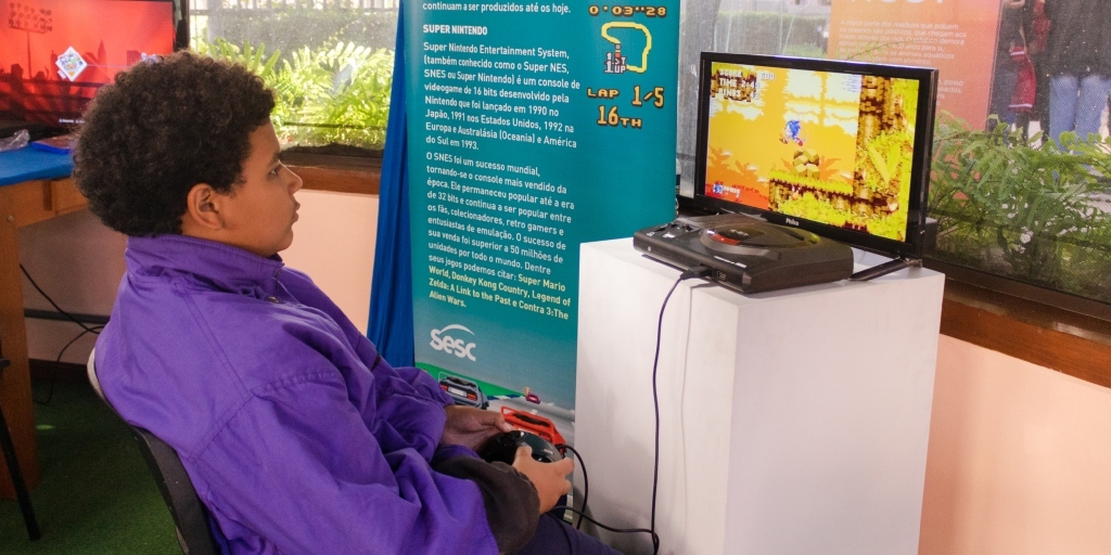 Criança jogando vídeo game em edição anterior do evento